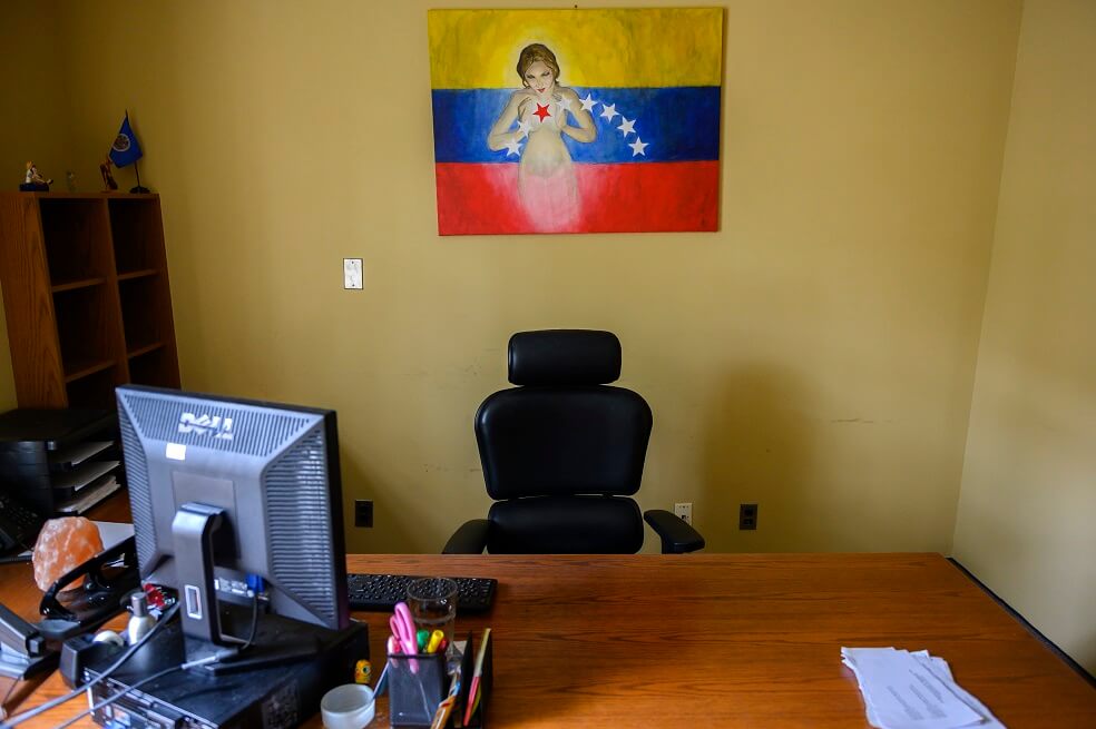 Chavistas en EEUU bloquean entrada de funcionarios de Guaidó a embajada de Venezuel
