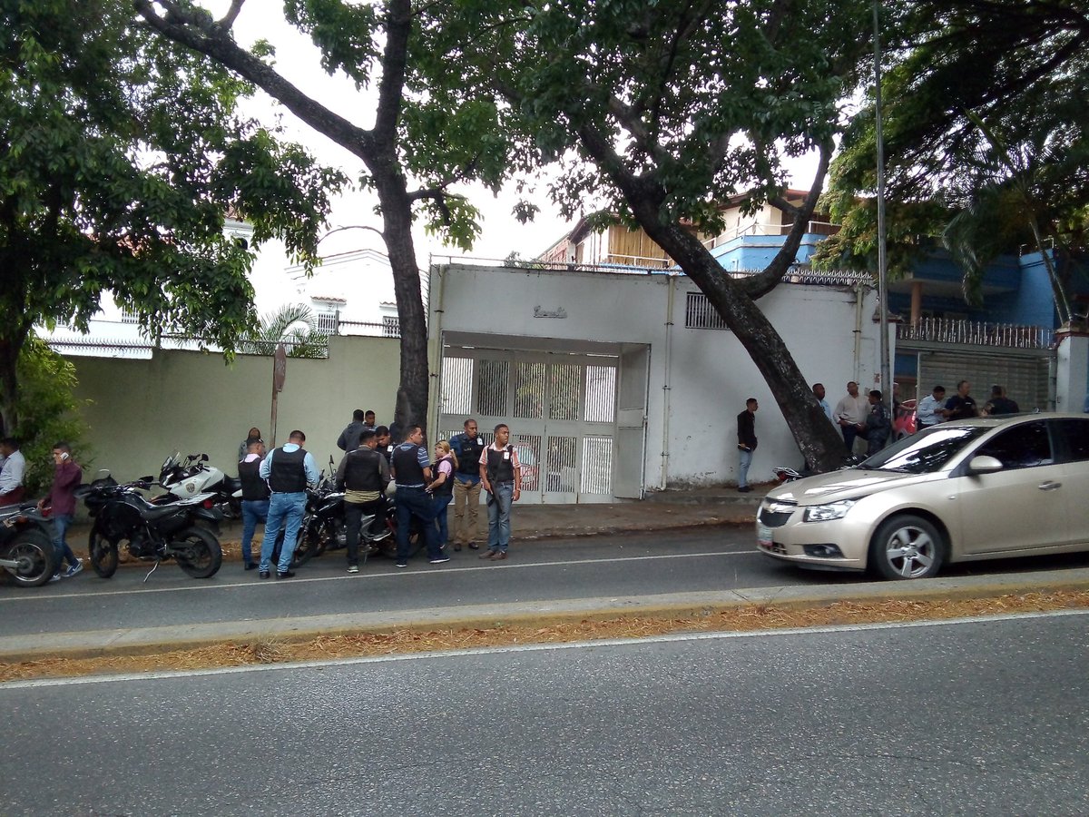 Hieren a tres médicos cubanos durante asalto en su residencia en Venezuela