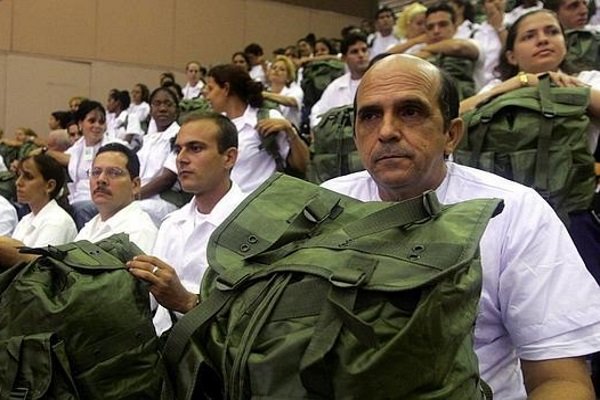 Informe: Médicos cubanos viven bajo normas esclavizantes y fuerte represión