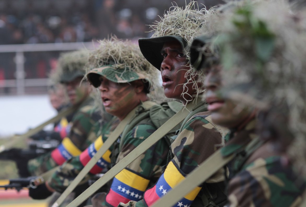 Denuncian que militares venezolanos son reclutados por paramilitares en Colombia
