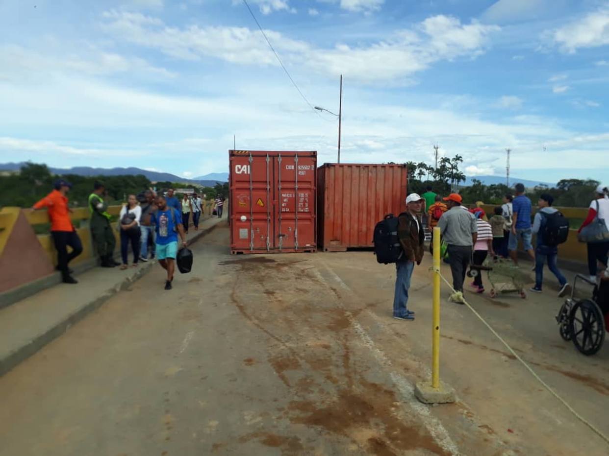 Régimen movió un poco los obstáculos del paso fronterizo con Colombia