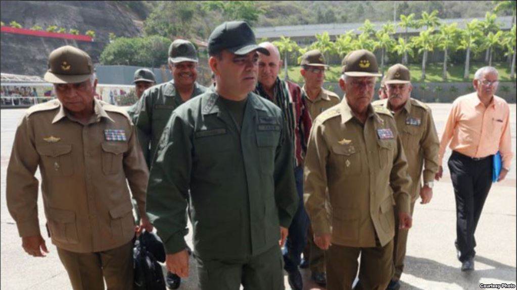 Maduro sin dólares para renovar contrato de asesores y médicos cubanos en Venezuela