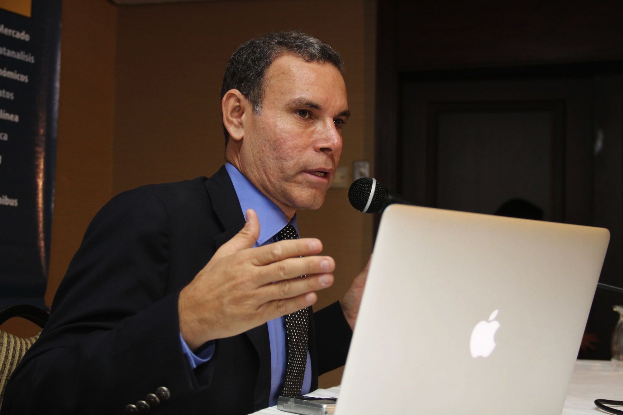 Luis Vicente León explicó la razón de la doble contabilidad en Bs y Petros