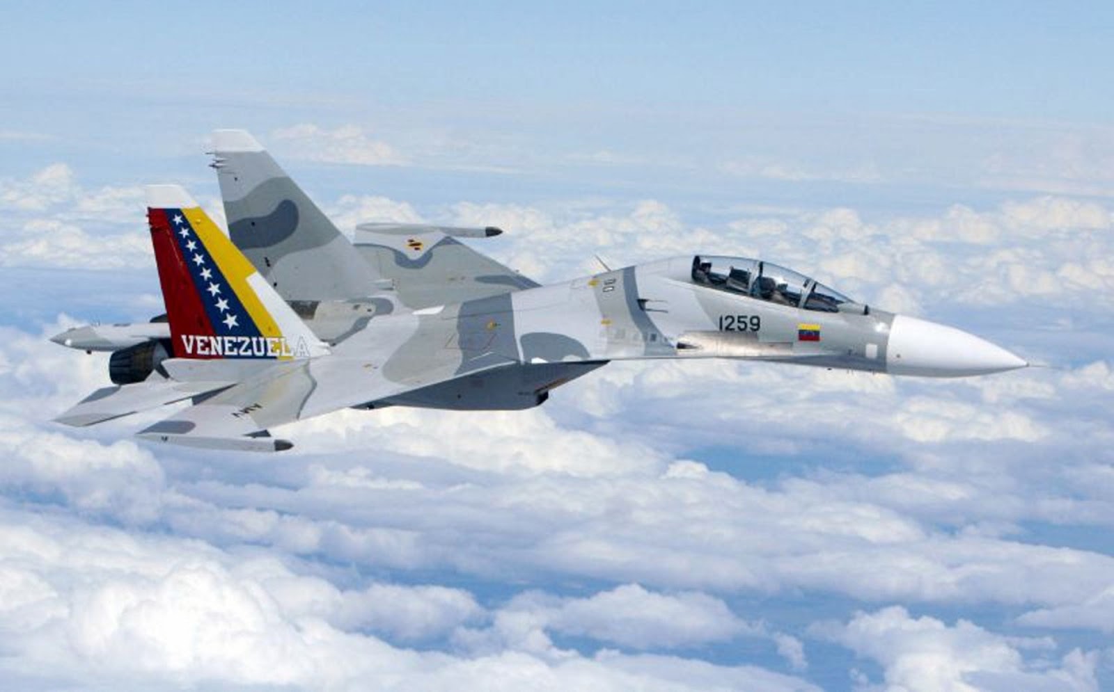 42 pilotos rusos llegan a Venezuela: Maduro no confía en su Fuerza Aérea