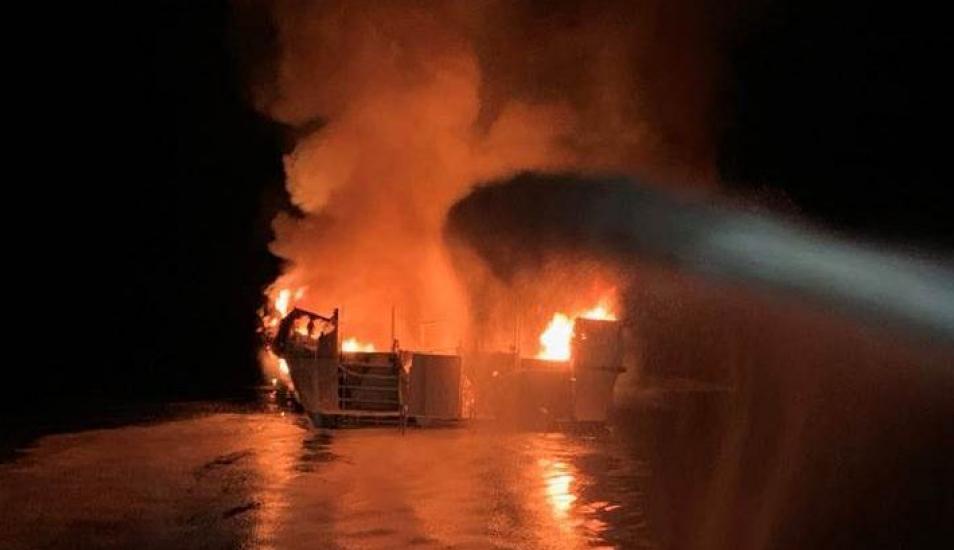 Guardia Costera de California socorre incendio en embarcación con más de 30 personas