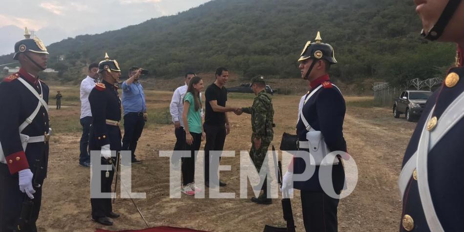 EL TIEMPO: La verdadera historia detrás de las fotos de Guaidó con dos Rastrojos