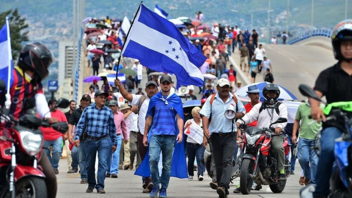 Hondureños exigen la renuncia del presidente Juan Orlando Hernández por nexos con el narcotráfico