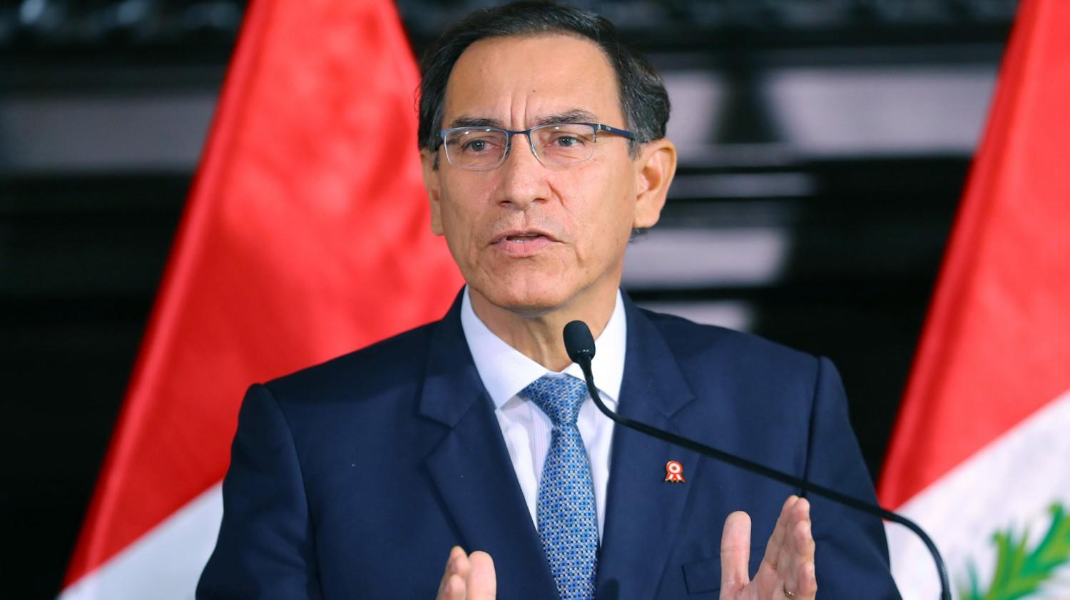 Perú en medio de dos poderes tras suspensión de Martín Vizcarra