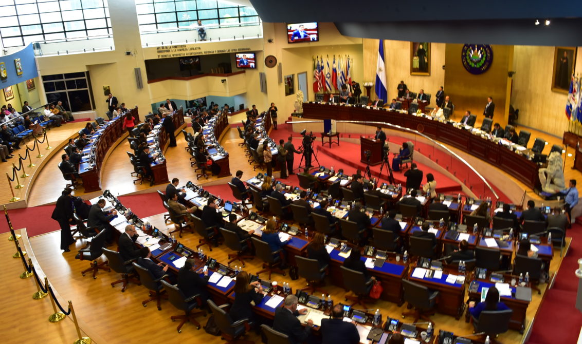 Parlamento de El Salvador respalda postura de Bukele con respecto a Maduro