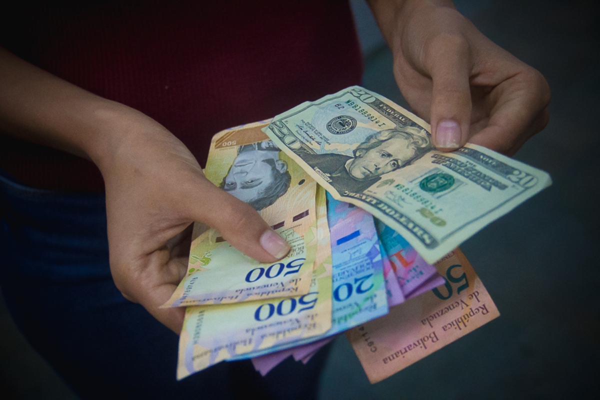 Ecoanalítica alerta que el dólar podría llegar a los 90 mil bolívares en diciembre