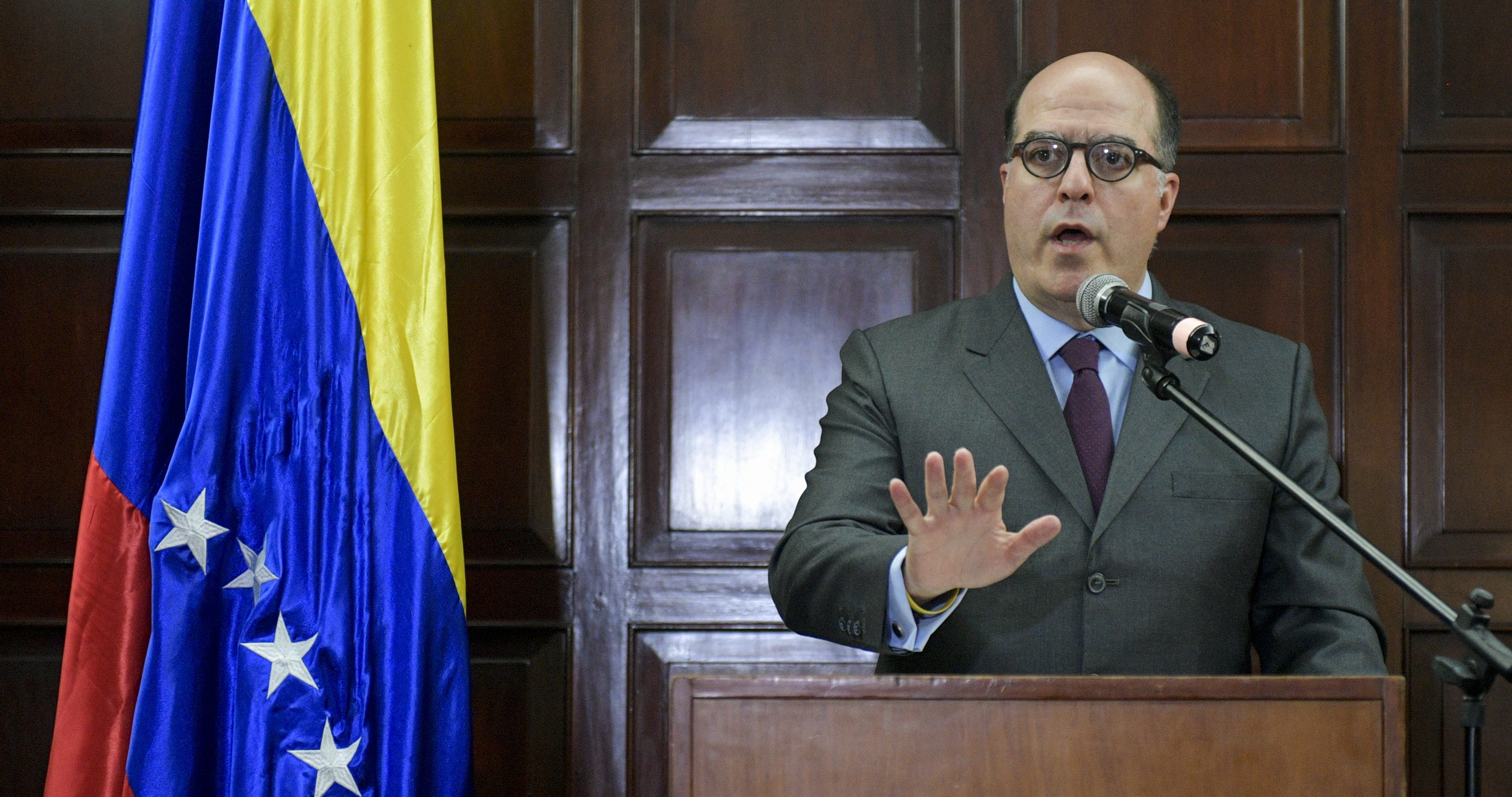 Borges alerta a la comunidad internacional de ataques por parte de paramilitares contra Guaidó