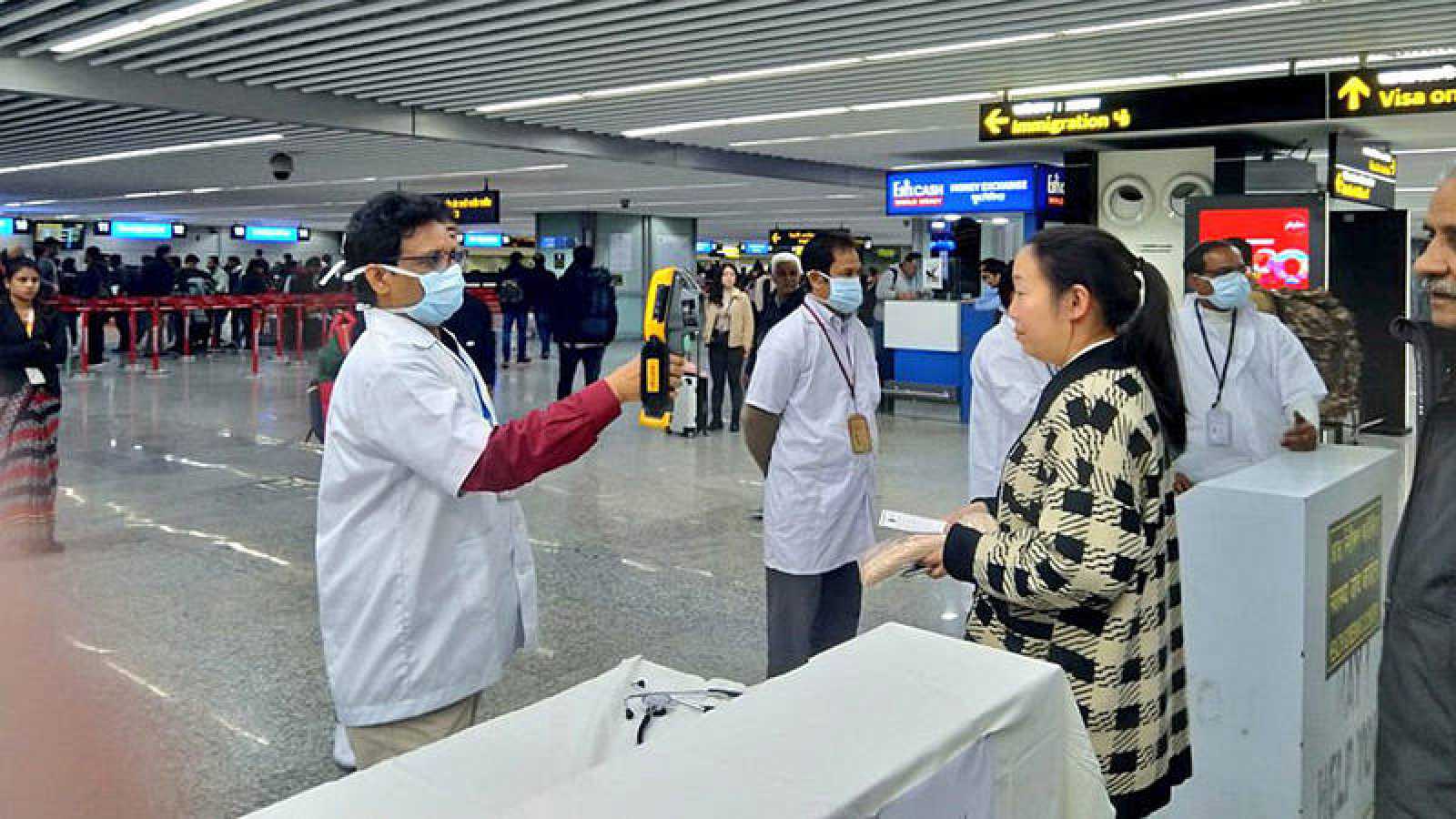 China restringe movilidad en ocho ciudades por brote de coronavirus