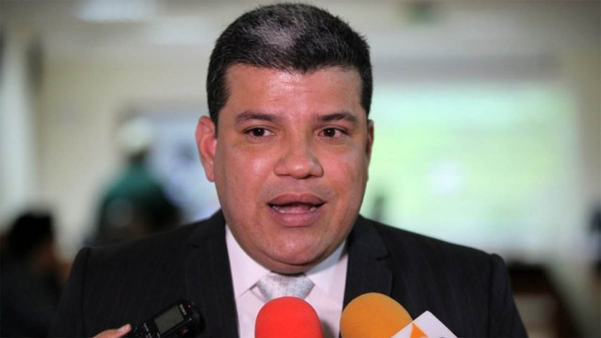 Denuncian golpe parlamentario tras la autojuramentación de Luis Parra como presidente de la AN