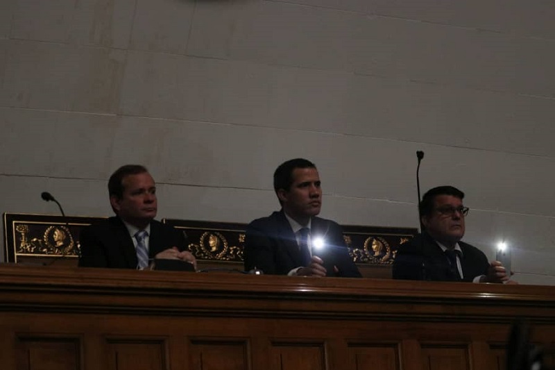 ¡Sesionaron sin luz! A oscuras juramentaron a Guaidó en la Asamblea Nacional