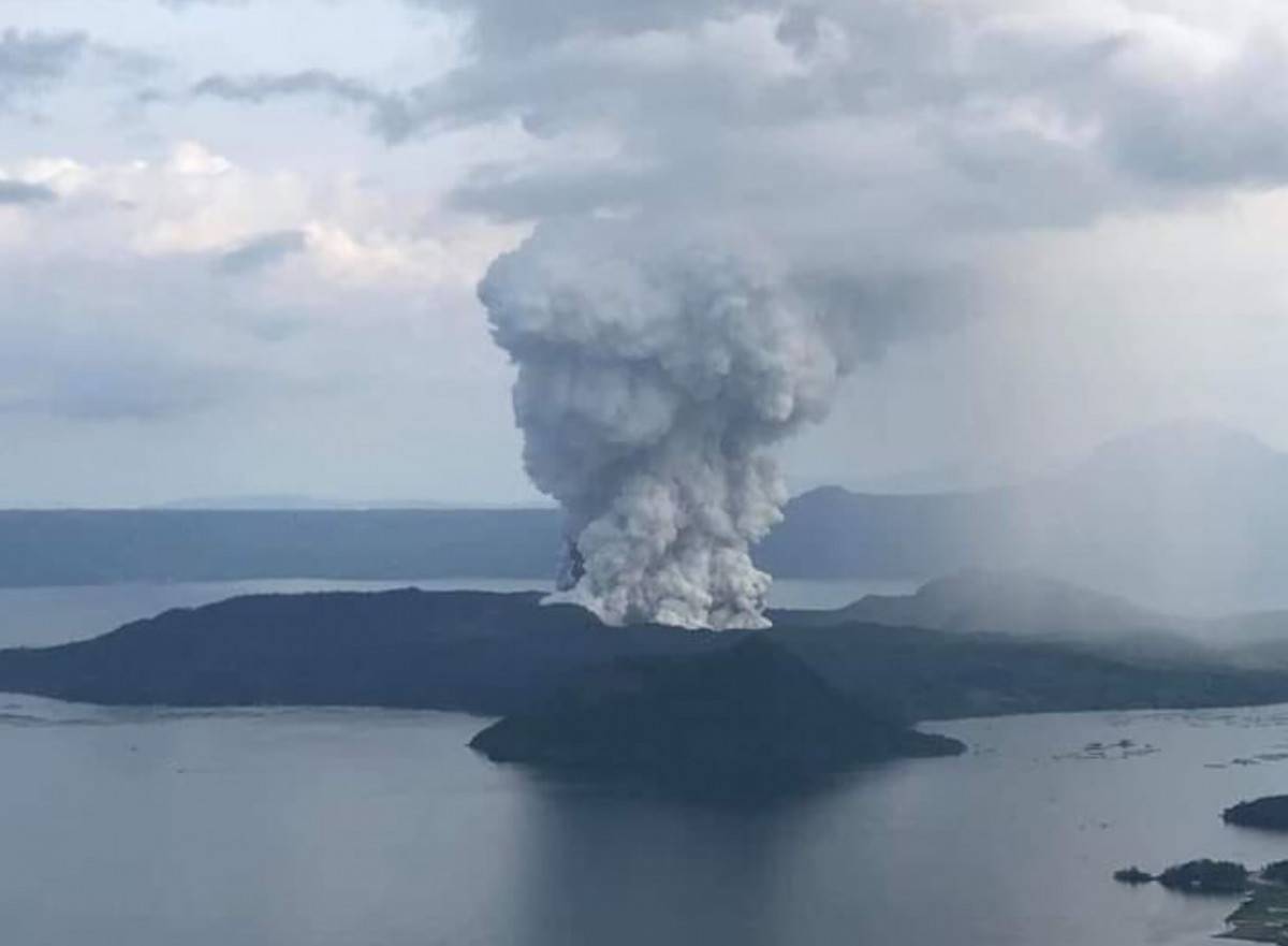 ¡Otro volcán en erupción! Más de 24 mil personas fueron evacuadas en Filipinas