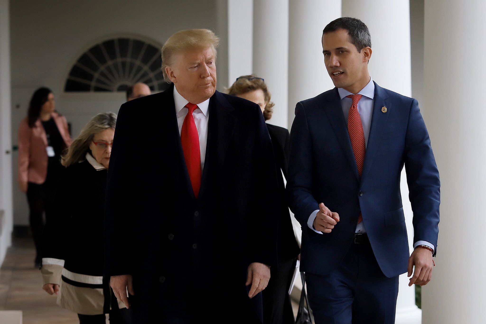¡Histórico encuentro! Guaidó y Trump posan afuera de la Casa Blanca