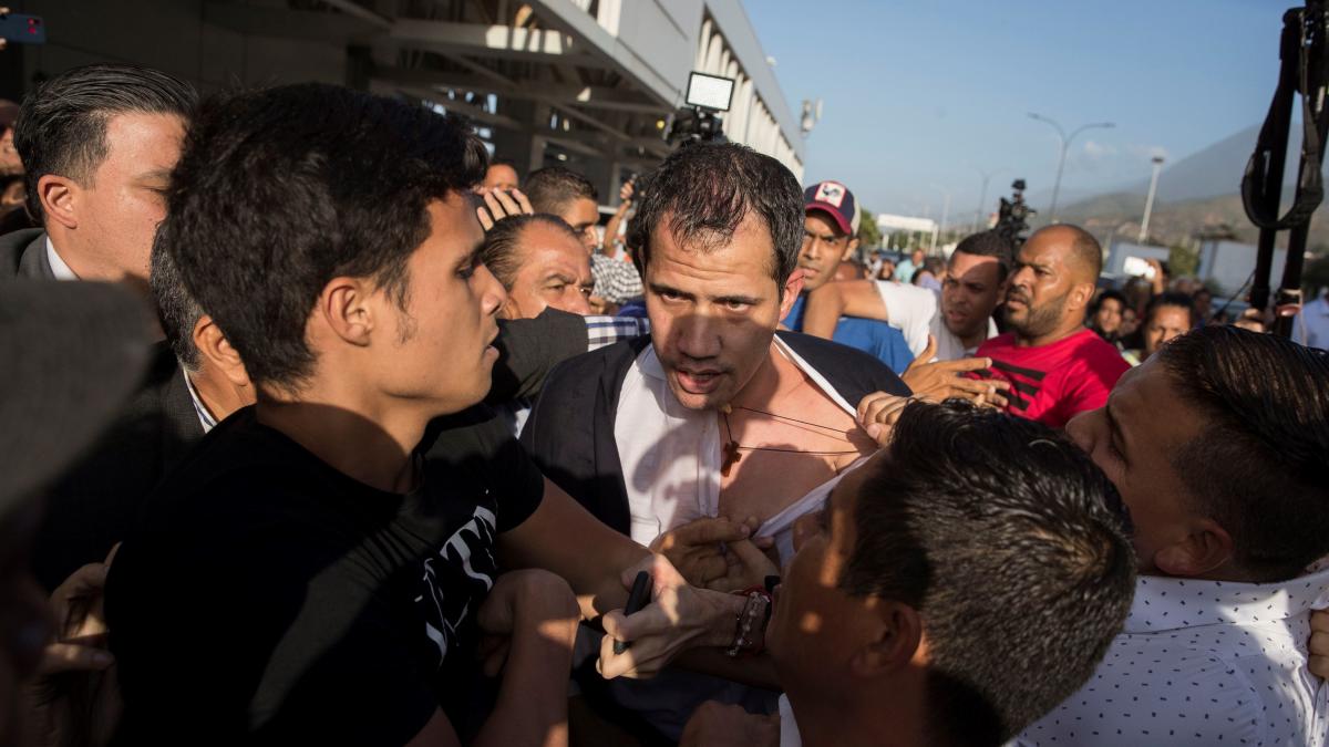 Guaidó fue atacado por hordas chavistas a su llegada al Aeropuerto Internacional Simón Bolívar