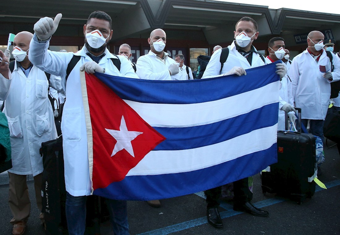 Análisis: Así maneja Cuba la multimillonaria maquinaria «esclavista» de los médicos cubanos internacionales