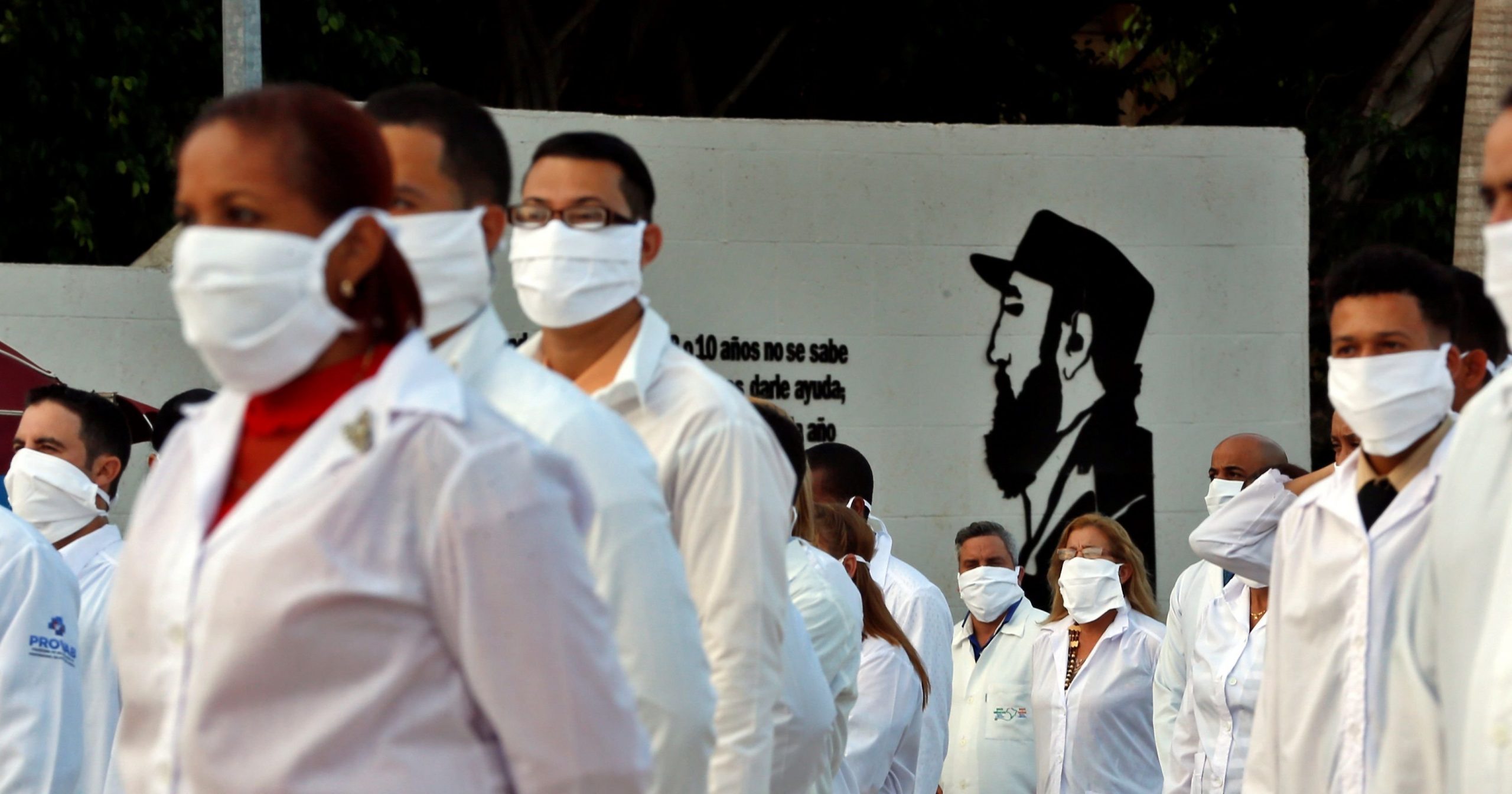 Guatemala planea no renovar convenio con médicos cubanos