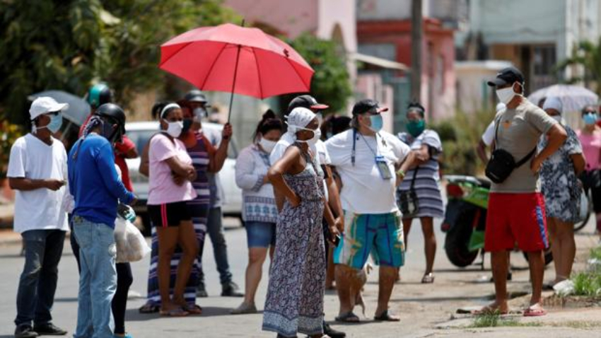 Cubanos hacen largas colas para retirar remesas enviadas desde Miami, tras sanciones de EE.UU. a FINCIMEX