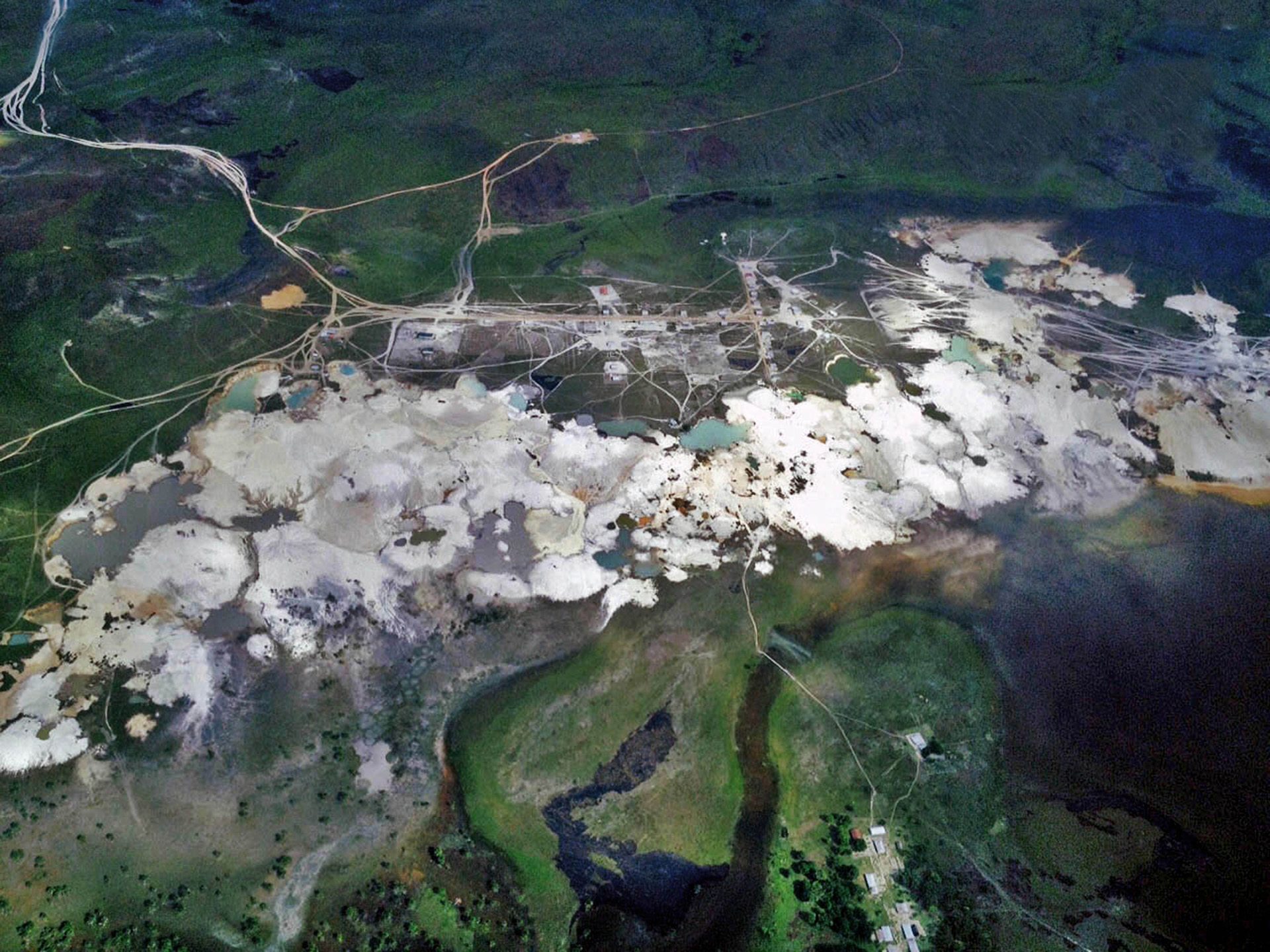 Más de 50 campos mineros destruyen Canaima