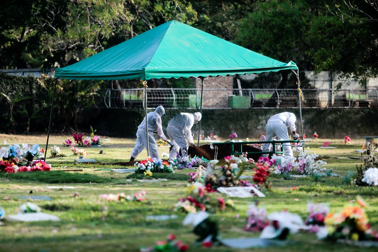 En Nicaragua, el régimen no reconoce grave mortandad del Covid-19, pero entierra los muertos a medianoche