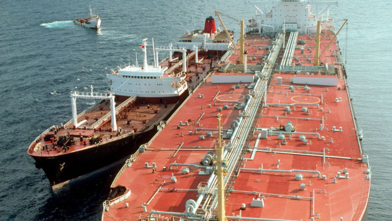 Más de 40 buques se arriesgan a sanciones por almacenar crudo venezolano