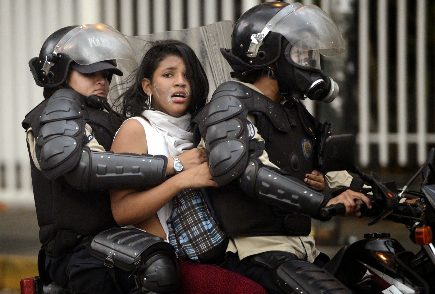Análisis: ¿Por qué la izquierda global ignora la brutalidad policial de Nicolás Maduro?