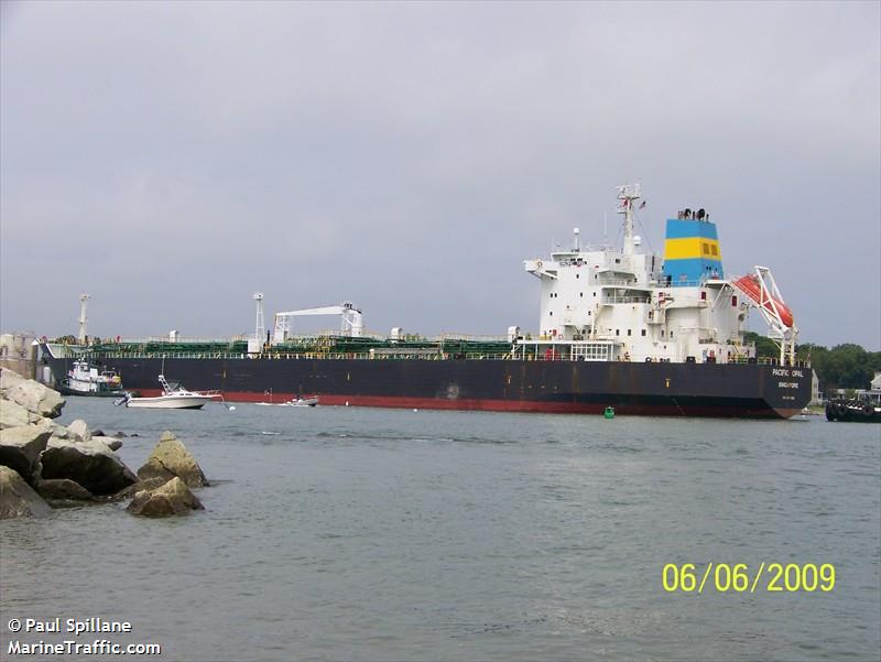 Otro buque carga gasolina para Cuba en un puerto venezolano