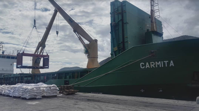 Buque Carmita carga comida en Puerto Cabello para ser llevada a Cuba