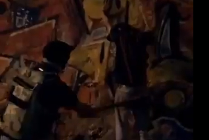 Paramilitares maduristas golpean civiles en Caracas por incumplir cuarentena (Video)