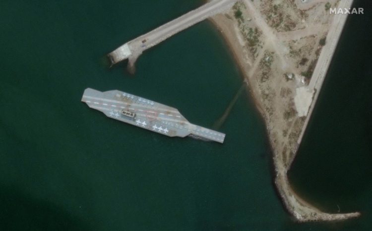 Irán mueve réplica del portaavión norteamericano USS Nimitz al estrecho de Ormuz para simular maniobras de ataque