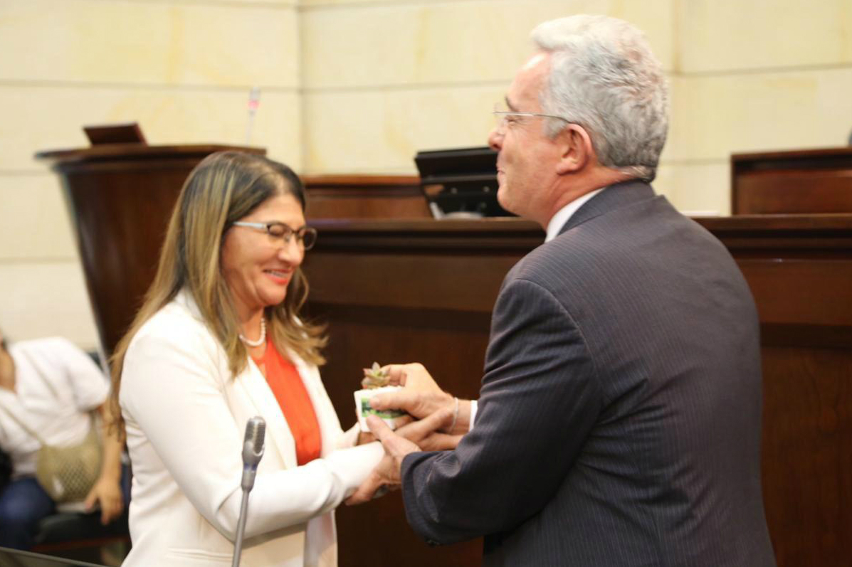 Amante de ‘Tirofijo’ se posiciona en el Senado colombiano y Uribe la alaba