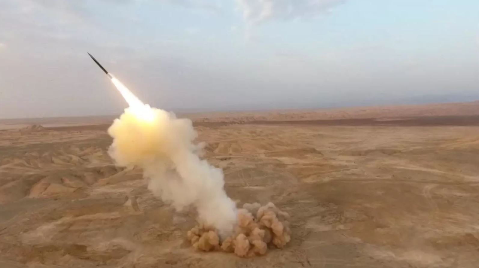 Irán prueba un misil balístico lanzado desde una ubicación subterránea (Video)