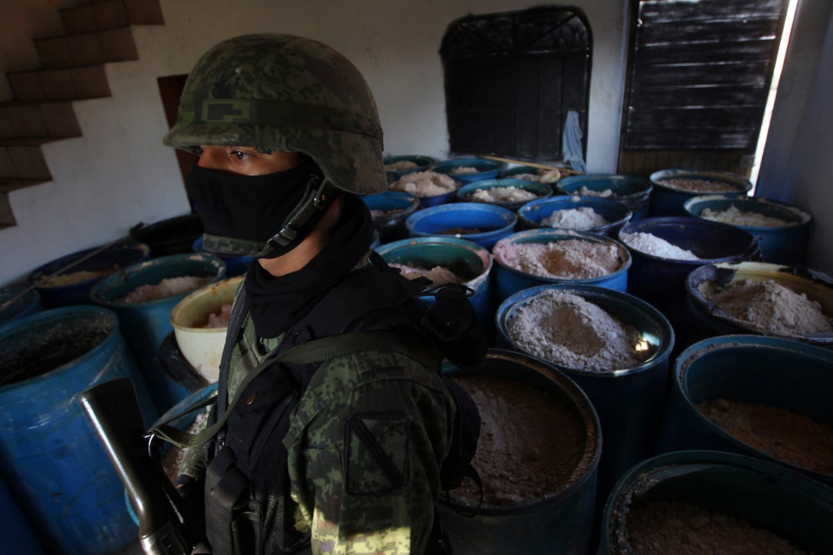 China mantiene la producción de drogas sintéticas de los carteles mexicanos