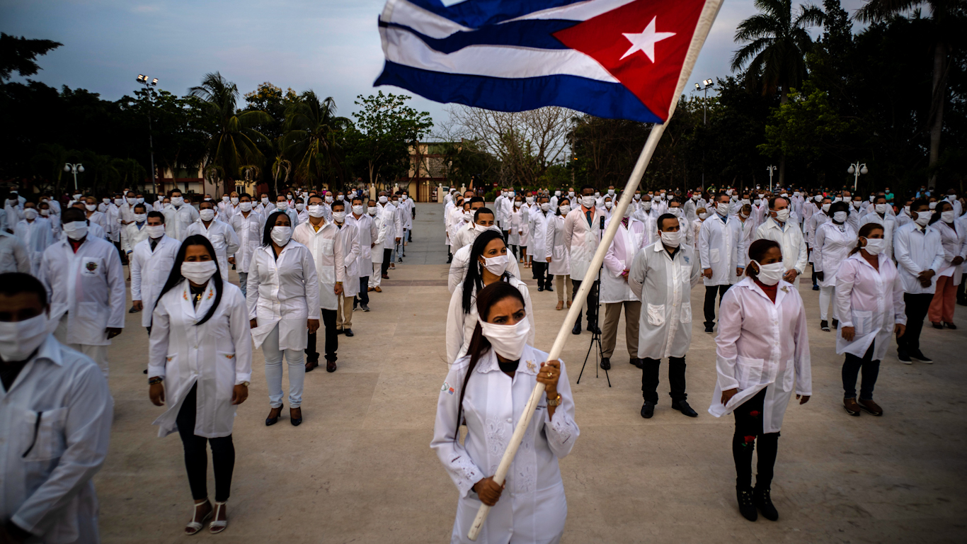 Alabados por la propaganda comunista, los médicos cubanos son ahora repudiados en Latinoamérica