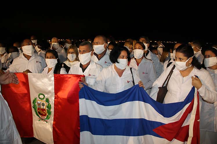 Médicos cubanos se van de Perú al revelarse su incompetencia y mal entrenamiento