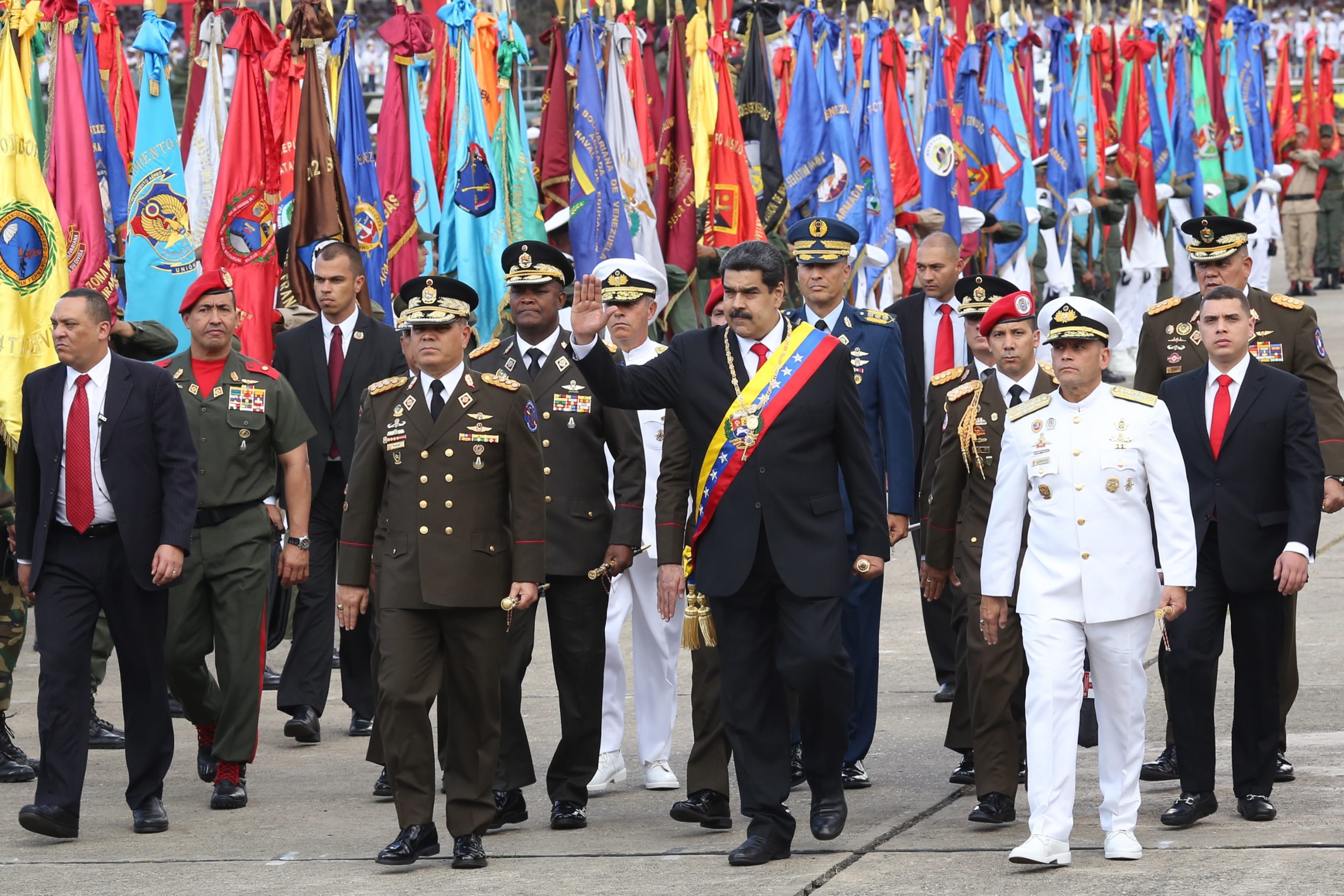Maduro prepara comandos militares para campañas de guerra mediática