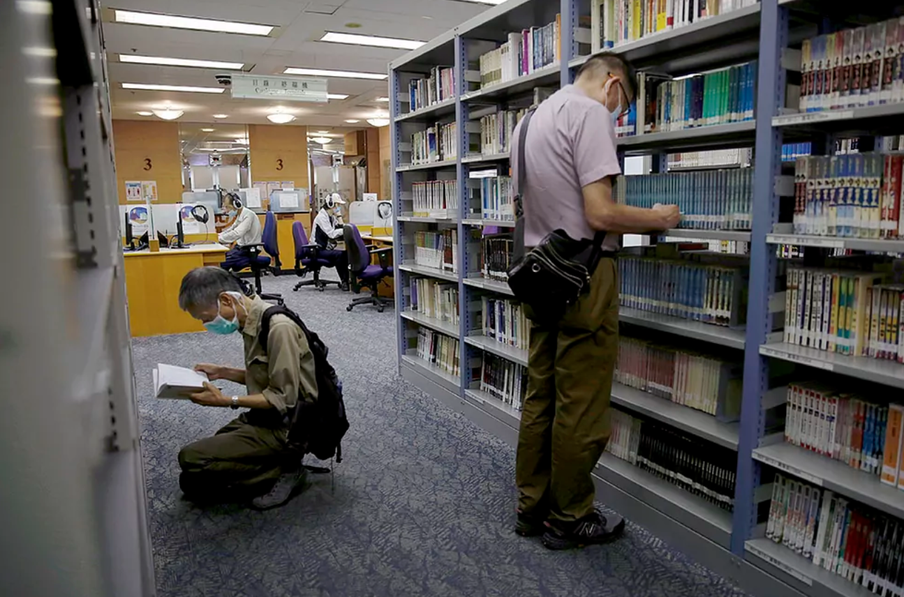 Así censura el comunismo chino los libros de bibliotecas y colegios de Hong Kong
