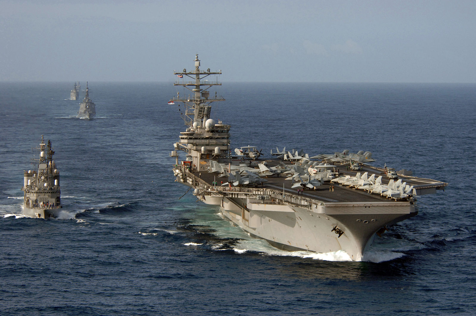 Estados Unidos y sus aliados en Asia demuestran poderío naval para frenar el expansionismo de China