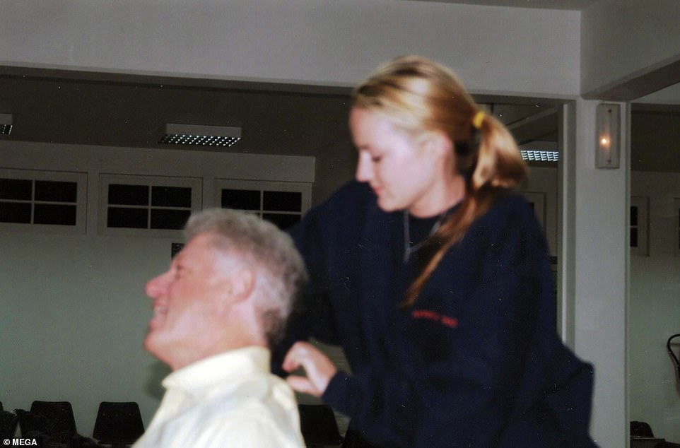 Revelan fotografías de expresidente Clinton recibiendo masaje de una víctima de Jeffrey Epstein
