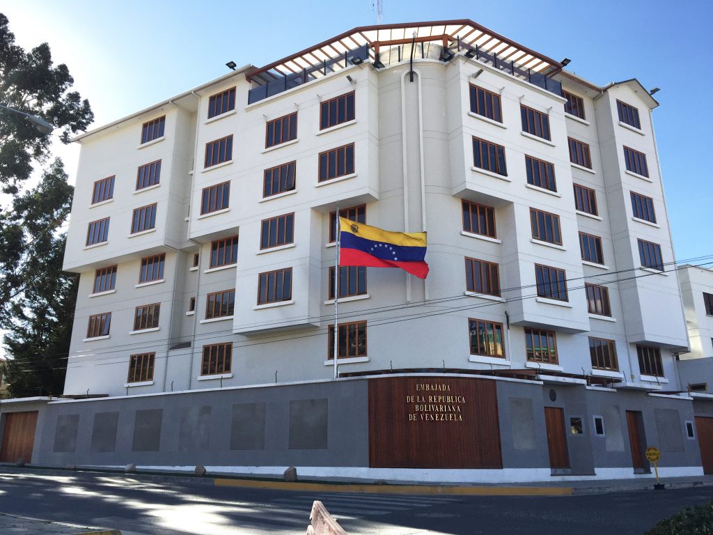 De forma ilegal antiguos funcionarios chavistas venden bienes de la embajada venezolana en Bolivia