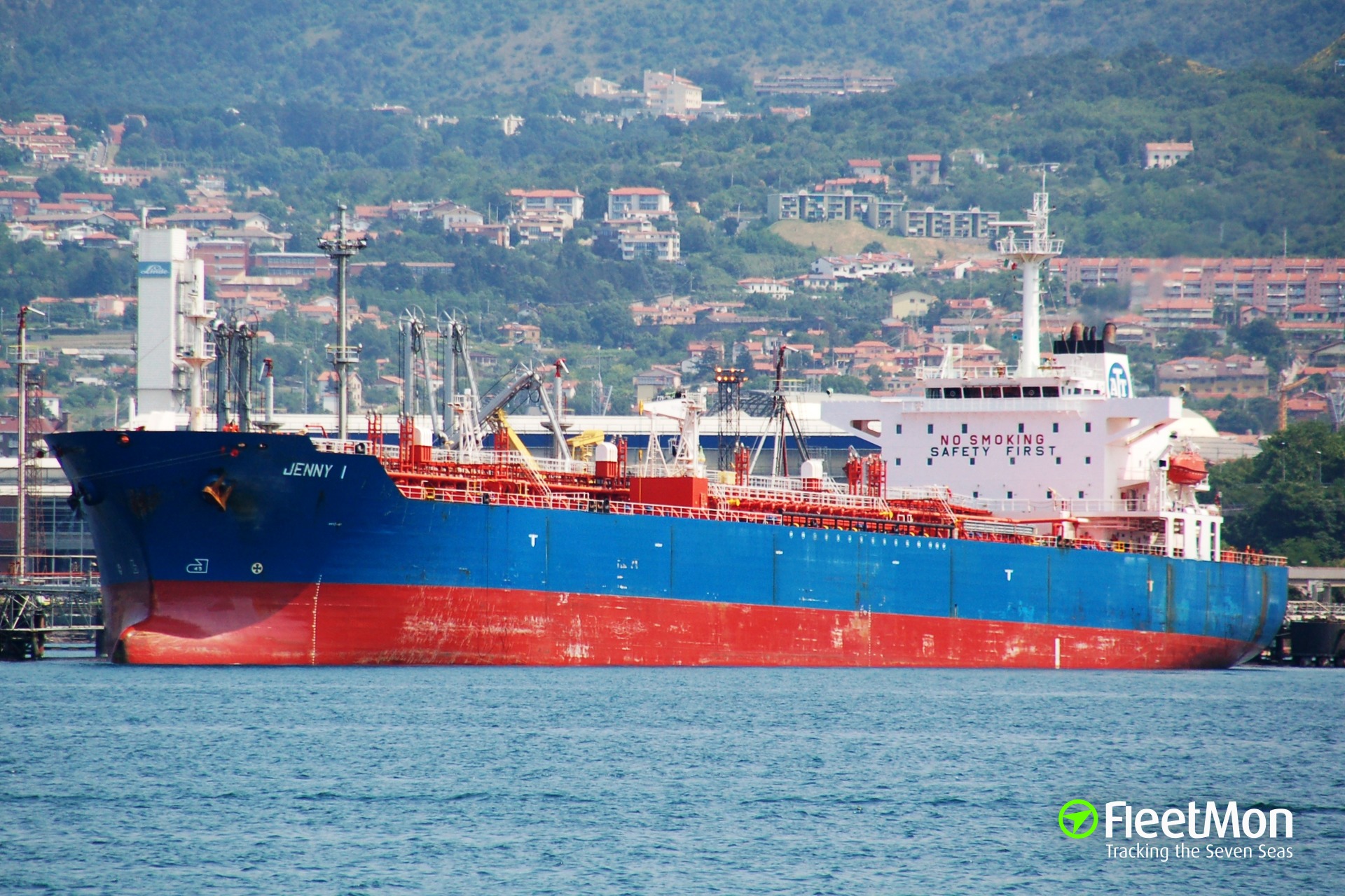 Maduro recibe un buque con combustible desde Italia y puede ser el último