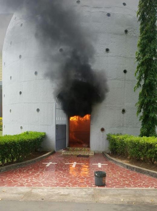 Así quemaron los paramilitares de Ortega la capilla del Santísimo en Catedral de Nicaragua (Fotos)