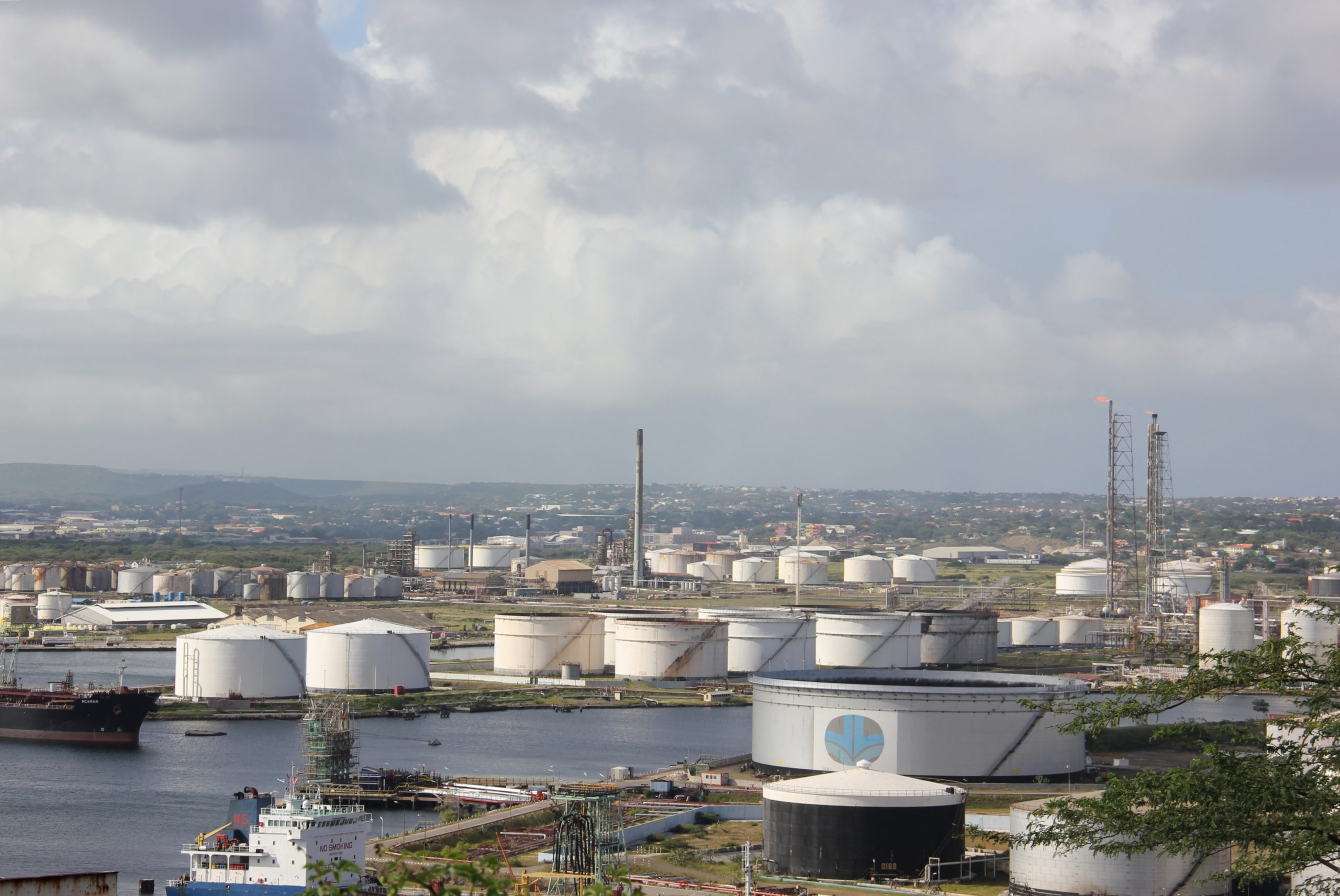 Informe: Cómo el colapso de PDVSA arrastró a la industria petrolera en Aruba y Curazao