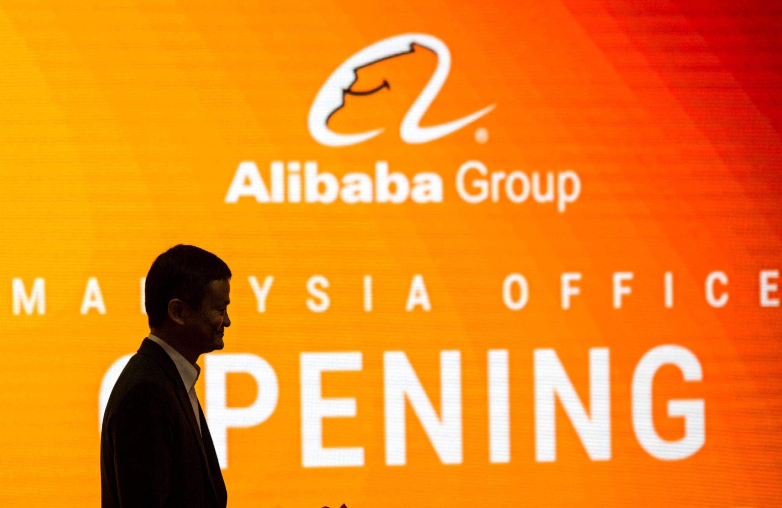 Administración Trump planea más sanciones a empresas chinas, Alibaba en la lista