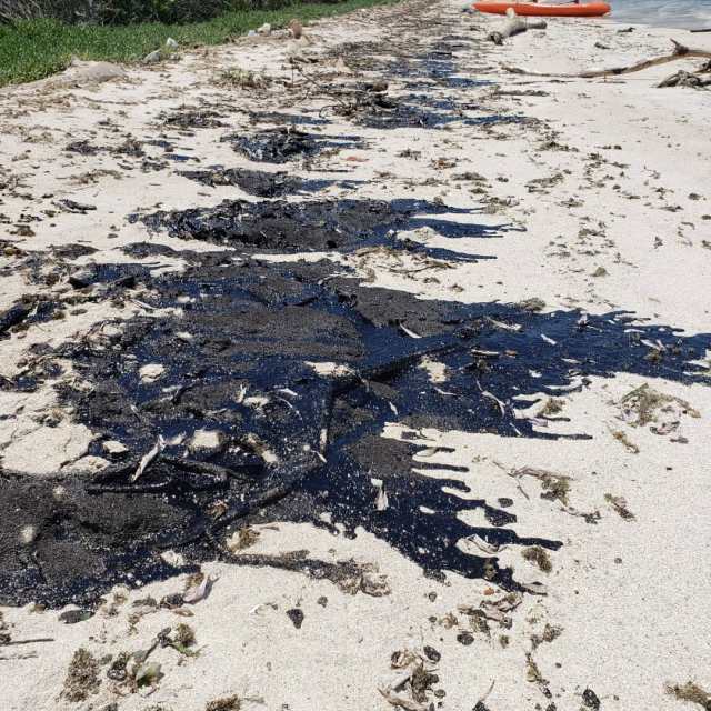 Buque de PDVSA derrama combustible  y  crea desastre ambiental en playas de Venezuela