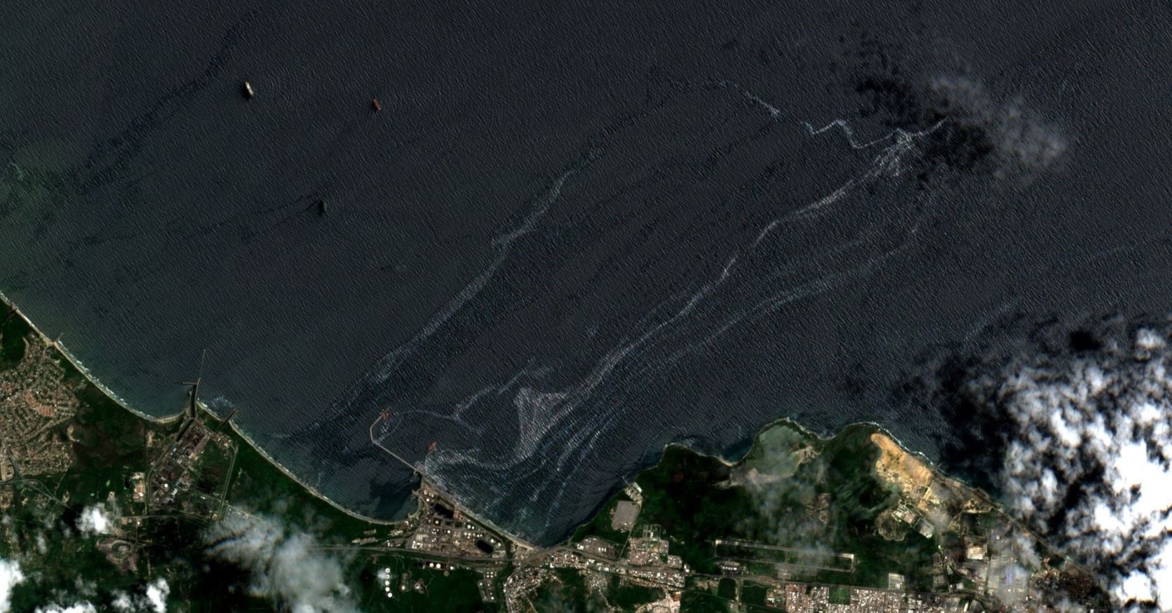 Recientes imágenes satelitales muestran que derrame en PDVSA El Palito continúa