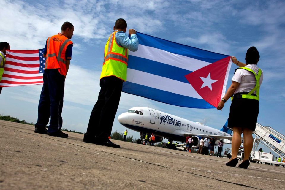 EE.UU. golpea estructura cubana en Venezuela y suspende vuelos chárter