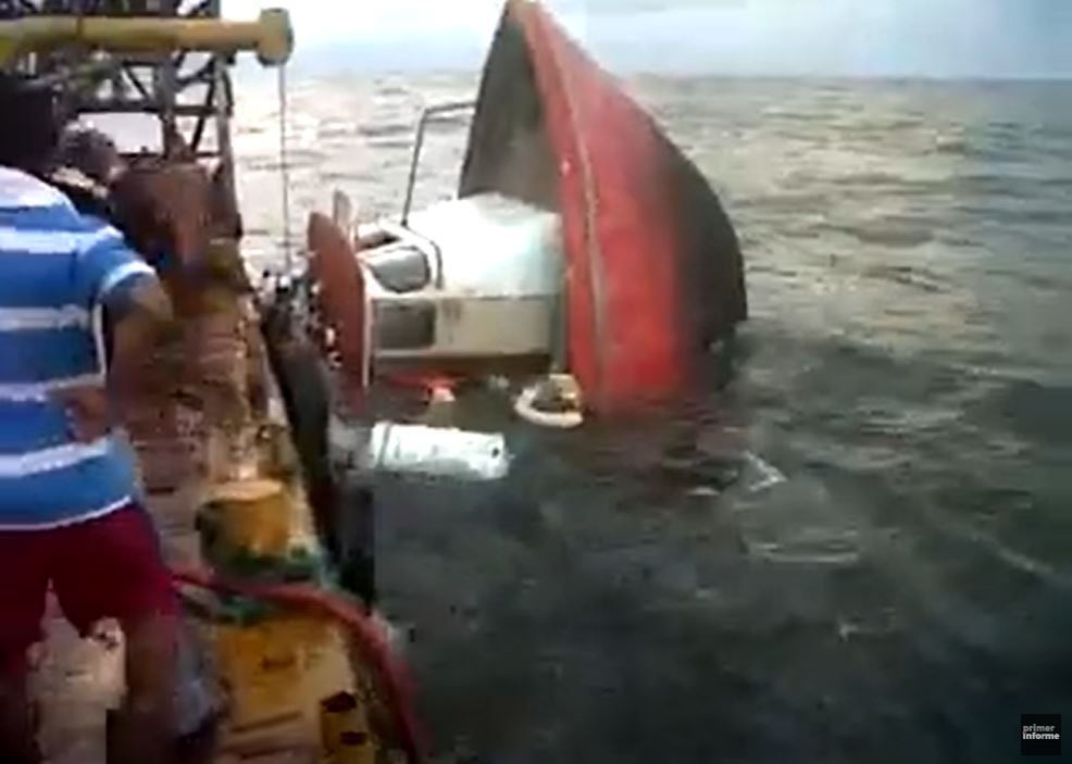 Impresionante hundimiento de embarcación petrolera en el Lago de Maracaibo (Video)